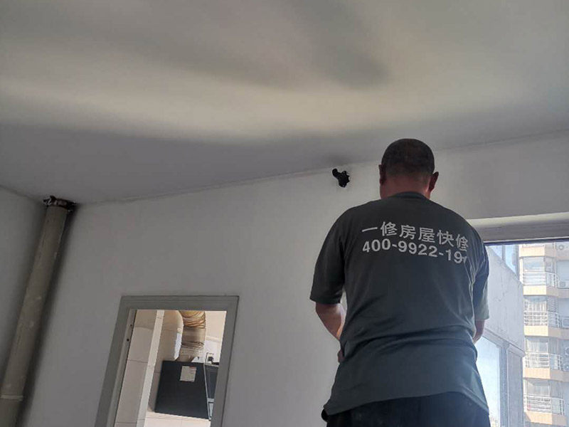 掛畫安裝方案：1、釘子固定；這是最簡單的一種安裝方法，但是會對墻面造成一定的破壞，使用這種方法之前，一定要考慮好確定的位置，不要輕易改動。 2、掛鉤固定；用專門掛畫用的掛鉤，不同的規(guī)格分別承受不同的重量，最大可承受20斤。掛鉤上有非常堅硬細小的鋼針，適合堅硬的墻面，不會把墻釘出裂痕，同時方便更換畫，不會影響整體的美觀。 3、直接擺放；將畫擺放在墻前，適合比較大的畫，在墻上設(shè)置擱板，擱板上可以放畫和裝飾品，或者在柜子上放置畫也是不錯的選擇。 4、吊放；從頂面上垂下吊線或有裝飾性的繩、鏈等，將畫吊起，同時吊一幅或多幅均可，也可以用釘釘在天花板腳線，然后用魚絲按自己要求的高度把畫掛上去。