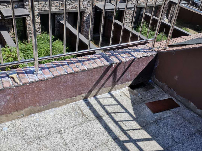 露臺局部防水涂刷：1.首先要找到原來的防水層。由于防水層不是顯露的，而是在面層下部，有必要將面層進行悉數(shù)鏟除，找到本來的防水層。 2.將原防水層根除后，再進行找平，把本來下面保溫層里存的水進行排干，設(shè)一些排氣孔做排氣辦法，將保溫層里的水分排干。 3.如果在美化的情況下，咱們需要做的防水層就必須是阻根防水層。阻根防水層分為改性瀝青卷材阻根防水層和高分子卷材阻根防水層。 4.做完防水層以后，必定要做找坡處理，不要形成屋面部分存水，通常設(shè)置水泥砂漿找平找坡，找坡的斜度不小于2%。 5.做完防水以后，需求進行閉水實驗，不漏水為合格，再進行上面的維護及鋪貼面磚裝修。