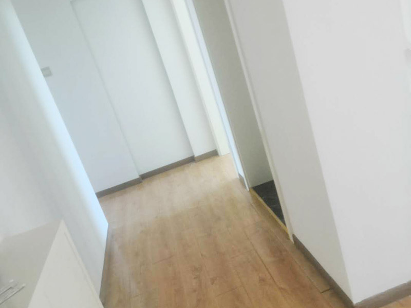 全屋墻面翻新打掃：【基層處理】做基層處理時，一定要涂刷界面劑，其次掛網(wǎng)施工是不可避免的，這樣才能有效使墻面膩子不會開裂，導致墻漆起皮掉粉。 【膩子打磨】每批刮一遍膩子后，一定要做驚喜打磨，且必須用到強光一邊照射一邊進行打磨，保證膩子的細膩性，使膩子平整度更好，這個過程很考驗施工師傅的水平。 【漆膜保護】施工結(jié)束后切記不要去觸碰漆膜，這樣很容易導致漆膜破裂，保持正常通風，不能加速干燥。 所有施工完成后就可以進行遮蔽保護材料的撤除了，撤除期間一定要注意搬移物品時不要觸碰到墻面，因為施工結(jié)束后7天為漆膜的保養(yǎng)期，這期間一定不能觸碰漆面，保持正常通風，不建議開啟空調(diào)加速干燥，如果有玷污,可用濕毛巾輕輕擦洗！