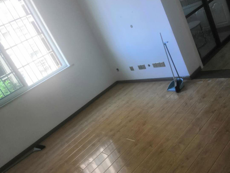 全屋墻面翻新打掃：【基層處理】做基層處理時，一定要涂刷界面劑，其次掛網(wǎng)施工是不可避免的，這樣才能有效使墻面膩子不會開裂，導致墻漆起皮掉粉。 【膩子打磨】每批刮一遍膩子后，一定要做驚喜打磨，且必須用到強光一邊照射一邊進行打磨，保證膩子的細膩性，使膩子平整度更好，這個過程很考驗施工師傅的水平。 【漆膜保護】施工結(jié)束后切記不要去觸碰漆膜，這樣很容易導致漆膜破裂，保持正常通風，不能加速干燥。 所有施工完成后就可以進行遮蔽保護材料的撤除了，撤除期間一定要注意搬移物品時不要觸碰到墻面，因為施工結(jié)束后7天為漆膜的保養(yǎng)期，這期間一定不能觸碰漆面，保持正常通風，不建議開啟空調(diào)加速干燥，如果有玷污,可用濕毛巾輕輕擦洗！