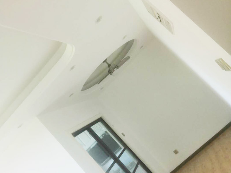 全屋墻面翻新打掃：【基層處理】做基層處理時，一定要涂刷界面劑，其次掛網(wǎng)施工是不可避免的，這樣才能有效使墻面膩子不會開裂，導致墻漆起皮掉粉。 【膩子打磨】每批刮一遍膩子后，一定要做驚喜打磨，且必須用到強光一邊照射一邊進行打磨，保證膩子的細膩性，使膩子平整度更好，這個過程很考驗施工師傅的水平。 【漆膜保護】施工結(jié)束后切記不要去觸碰漆膜，這樣很容易導致漆膜破裂，保持正常通風，不能加速干燥。 所有施工完成后就可以進行遮蔽保護材料的撤除了，撤除期間一定要注意搬移物品時不要觸碰到墻面，因為施工結(jié)束后7天為漆膜的保養(yǎng)期，這期間一定不能觸碰漆面，保持正常通風，不建議開啟空調(diào)加速干燥，如果有玷污,可用濕毛巾輕輕擦洗！