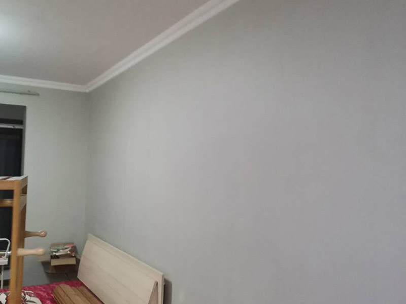 墻漆粉刷翻新：考慮鏟墻方便，需要在舊墻上灑水，潤濕后鏟墻皮才會省力一些。被水浸濕后的墻皮比較好鏟，直到水泥砂漿墻面露出，或者膩子層露出。這一步是個體力活，要費很大的功夫才能將墻皮鏟除干凈。將界面劑涂刷在墻面上，涂刷時要均勻，每一處墻面都要涂刷到位，不可有遺漏，以免影響墻面的翻新效果。對于墻面有開裂的地方，需要使用牛皮紙帶或者白乳膠來修補裂縫。只有裂縫修補好后，才能解決舊墻的開裂問題。修補裂縫后，墻面會出現(xiàn)不平現(xiàn)象，對此要對墻面做找平。一般找平用石膏比較多。找平后才能繼續(xù)下一步施工。膩子一般選用顆粒細度較高和質地較硬的，這種膩子質量好，批刮后效果會比較好。膩子里可添加白乳膠，能大大提高膩子的硬度。墻面打磨很重要，會讓墻面變得光滑、平齊。因為膩子批刮后，墻面上會留有一些坑眼，因此需要打磨。建議大家用較細的砂紙來打磨，如果砂紙?zhí)值脑挄粝潞苌畹纳昂郏⑵崾歉采w不掉的，如此便會影響墻面的刷漆效果。打磨完畢一定要徹底清掃一遍墻面，以免粉塵太多，影響漆的附著力。