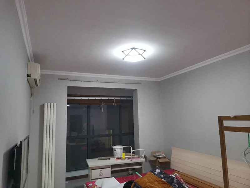 墻漆粉刷翻新：考慮鏟墻方便，需要在舊墻上灑水，潤濕后鏟墻皮才會省力一些。被水浸濕后的墻皮比較好鏟，直到水泥砂漿墻面露出，或者膩子層露出。這一步是個體力活，要費很大的功夫才能將墻皮鏟除干凈。將界面劑涂刷在墻面上，涂刷時要均勻，每一處墻面都要涂刷到位，不可有遺漏，以免影響墻面的翻新效果。對于墻面有開裂的地方，需要使用牛皮紙帶或者白乳膠來修補裂縫。只有裂縫修補好后，才能解決舊墻的開裂問題。修補裂縫后，墻面會出現(xiàn)不平現(xiàn)象，對此要對墻面做找平。一般找平用石膏比較多。找平后才能繼續(xù)下一步施工。膩子一般選用顆粒細度較高和質地較硬的，這種膩子質量好，批刮后效果會比較好。膩子里可添加白乳膠，能大大提高膩子的硬度。墻面打磨很重要，會讓墻面變得光滑、平齊。因為膩子批刮后，墻面上會留有一些坑眼，因此需要打磨。建議大家用較細的砂紙來打磨，如果砂紙?zhí)值脑挄粝潞苌畹纳昂郏⑵崾歉采w不掉的，如此便會影響墻面的刷漆效果。打磨完畢一定要徹底清掃一遍墻面，以免粉塵太多，影響漆的附著力。