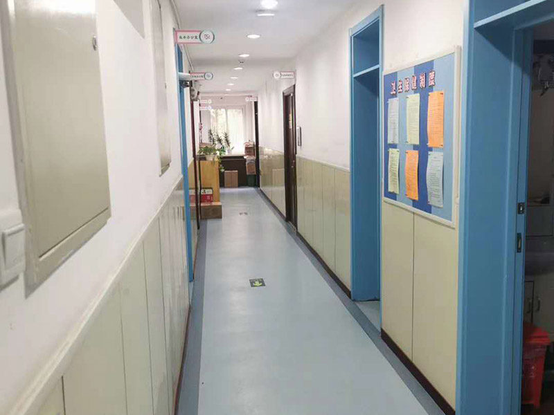 幼兒園墻面粉刷:首先，基層處理。先要將墻面起皮或松動(dòng)的部分給清理干凈，可以用水泥砂漿進(jìn)行處理。如果墻體存在細(xì)微的裂縫，那可以用牛皮紙結(jié)合白色乳膠將其填補(bǔ)好;但如果是輕體墻和保溫墻等非承重墻，那盡量選擇質(zhì)地比較好的墻布或網(wǎng)格布，同樣也使用乳膠進(jìn)行修整。 其次，批刮膩?zhàn)印Ｍǔ６冀ㄗh選用顆粒細(xì)度較高，而且質(zhì)地較硬的膩?zhàn)舆M(jìn)行操作。當(dāng)然，也可以在膩?zhàn)永锾砑舆m量的乳膠，其目的是為了提高膩?zhàn)拥挠捕?。不過(guò)膩?zhàn)右椴趴?，而且?yīng)厚一些，但在批第2和第3遍的時(shí)候需要薄一些，這樣才會(huì)使墻面看起來(lái)既平整又光滑。 然后，刷底漆。對(duì)于墻面的每個(gè)地方都應(yīng)均勻的刷到底漆，這樣涂一遍就可，否則就要多涂好幾次了。但是如果墻面的吃漆量較大，那可以在底漆中適當(dāng)加些清水，不過(guò)也要保證涂刷均勻，不然會(huì)影響效果。待底漆完全干透之后，才可進(jìn)行下一個(gè)步驟。 最后，面漆的涂刷。至于面漆就不要加水了，以免影響漆膜的厚度和手感。而滾筒的選擇也要好且細(xì)，這樣刷出來(lái)的漆膜才會(huì)細(xì)膩，摸起來(lái)也才會(huì)舒適。但在刷面漆的時(shí)候要注意墻壁的邊邊角角。一般來(lái)說(shuō)，面漆只要涂刷兩遍就可，不過(guò)每一遍之間應(yīng)相隔一段時(shí)間，待完全干透之后才算真正的完成。