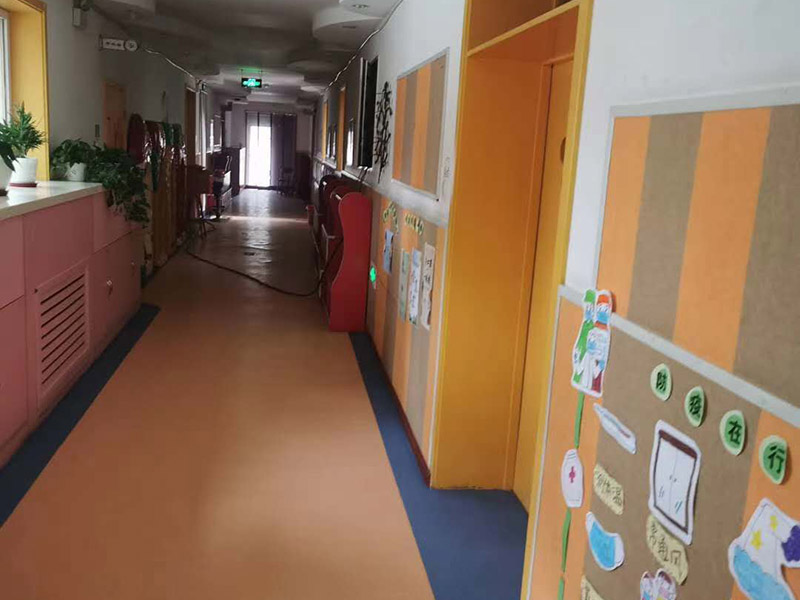 幼兒園墻面粉刷:首先，基層處理。先要將墻面起皮或松動(dòng)的部分給清理干凈，可以用水泥砂漿進(jìn)行處理。如果墻體存在細(xì)微的裂縫，那可以用牛皮紙結(jié)合白色乳膠將其填補(bǔ)好;但如果是輕體墻和保溫墻等非承重墻，那盡量選擇質(zhì)地比較好的墻布或網(wǎng)格布，同樣也使用乳膠進(jìn)行修整。 其次，批刮膩?zhàn)?。通常都建議選用顆粒細(xì)度較高，而且質(zhì)地較硬的膩?zhàn)舆M(jìn)行操作。當(dāng)然，也可以在膩?zhàn)永锾砑舆m量的乳膠，其目的是為了提高膩?zhàn)拥挠捕?。不過(guò)膩?zhàn)右椴趴?，而且?yīng)厚一些，但在批第2和第3遍的時(shí)候需要薄一些，這樣才會(huì)使墻面看起來(lái)既平整又光滑。 然后，刷底漆。對(duì)于墻面的每個(gè)地方都應(yīng)均勻的刷到底漆，這樣涂一遍就可，否則就要多涂好幾次了。但是如果墻面的吃漆量較大，那可以在底漆中適當(dāng)加些清水，不過(guò)也要保證涂刷均勻，不然會(huì)影響效果。待底漆完全干透之后，才可進(jìn)行下一個(gè)步驟。 最后，面漆的涂刷。至于面漆就不要加水了，以免影響漆膜的厚度和手感。而滾筒的選擇也要好且細(xì)，這樣刷出來(lái)的漆膜才會(huì)細(xì)膩，摸起來(lái)也才會(huì)舒適。但在刷面漆的時(shí)候要注意墻壁的邊邊角角。一般來(lái)說(shuō)，面漆只要涂刷兩遍就可，不過(guò)每一遍之間應(yīng)相隔一段時(shí)間，待完全干透之后才算真正的完成。