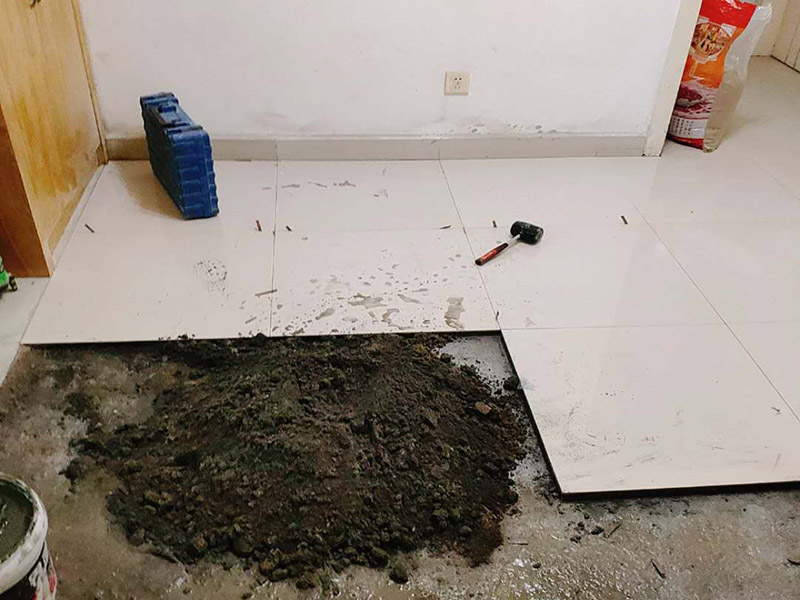 地面貼瓷磚方案：干鋪法是將沙子和水泥按照3：1的比例混合后兌少量的水，使水泥和沙子混合到可以用手攥成團的黏稠度。將混合好的沙子水泥鋪在地面上，用一個平板把表面摸平。在瓷磚背面抹上黏稠度非常高的水泥，把瓷磚放到地面上，用橡皮錘敲實就完成了,主要用于地面瓷磚的鋪裝。 濕鋪法，是將沙子和水泥按照2：1的比例混合后兌水和好，水的量要多一些，使沙子和水泥的黏稠度高一些。然后涂抹到用水浸泡好的瓷磚背面貼到墻面上。濕鋪發(fā)主要應用與墻面。