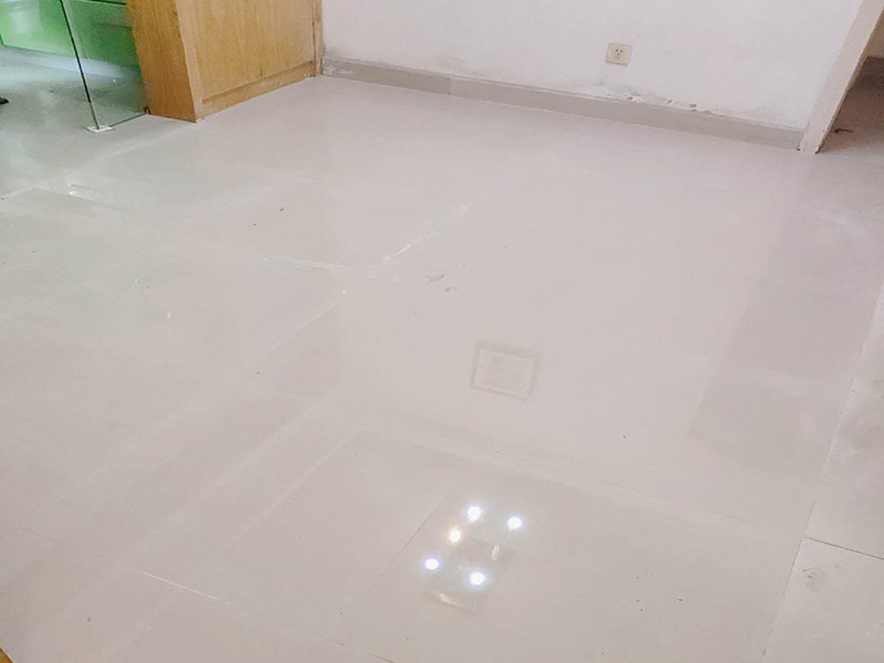 地面貼瓷磚方案：干鋪法是將沙子和水泥按照3：1的比例混合后兌少量的水，使水泥和沙子混合到可以用手攥成團的黏稠度。將混合好的沙子水泥鋪在地面上，用一個平板把表面摸平。在瓷磚背面抹上黏稠度非常高的水泥，把瓷磚放到地面上，用橡皮錘敲實就完成了,主要用于地面瓷磚的鋪裝。 濕鋪法，是將沙子和水泥按照2：1的比例混合后兌水和好，水的量要多一些，使沙子和水泥的黏稠度高一些。然后涂抹到用水浸泡好的瓷磚背面貼到墻面上。濕鋪發(fā)主要應用與墻面。