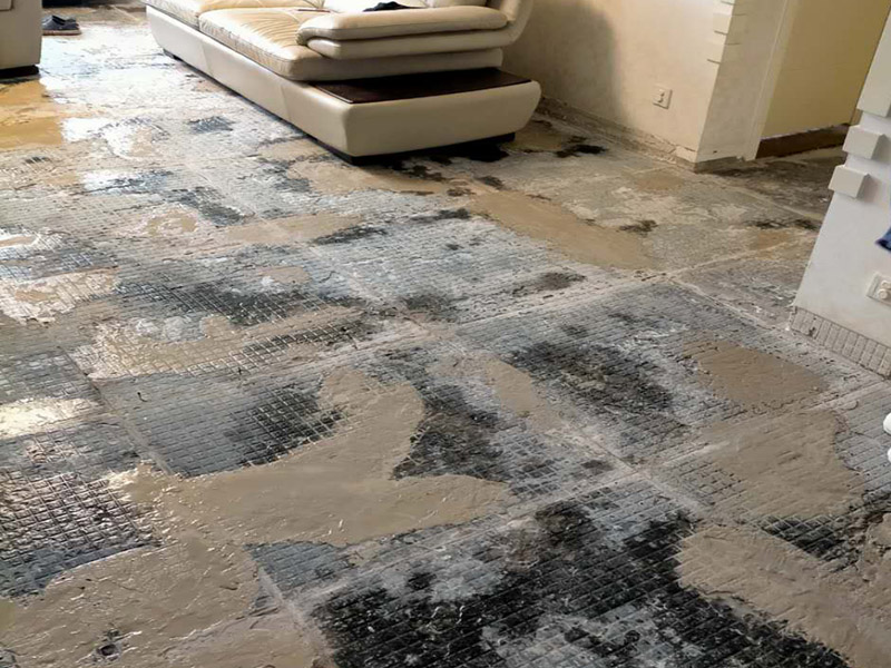 全屋地磚拆除裝修：就要先從撬開大門口的那塊地磚開始，因?yàn)槟菈K磚是有一邊露在外面的，比較容易撬開。再用扁的鑿子一片片的往里撬，如果水泥砂漿做得不是特別牢的話，可以用錘子把扁鑿敲進(jìn)地磚和水泥地面中間的縫隙里的，那樣就能把地磚整塊的撬起來。如果是地面的中間某一塊瓷磚想換掉就用錘子從正面敲碎地磚，然后將碎渣清理出來。