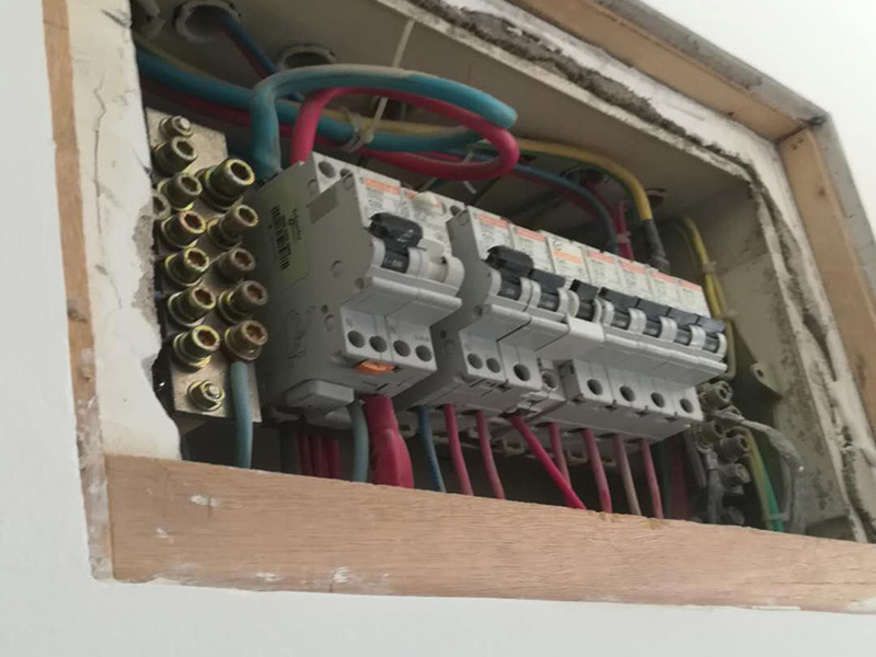 家庭電閘更換維修：將電閘的總控制開(kāi)關(guān)關(guān)掉，安全第一。將壞掉的電閘用螺絲刀換下來(lái)。螺絲刀將新電閘的插線口用擰開(kāi)，將進(jìn)電線插進(jìn)去。插進(jìn)電線后擰緊螺絲，同樣的也將出電線插進(jìn)另一端的插線口。電線都插好后，打開(kāi)總開(kāi)關(guān)就可以正常使用了