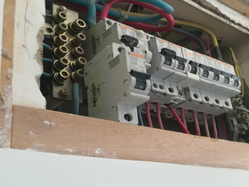 家庭電閘更換維修：將電閘的總控制開(kāi)關(guān)關(guān)掉，安全第一。將壞掉的電閘用螺絲刀換下來(lái)。螺絲刀將新電閘的插線口用擰開(kāi)，將進(jìn)電線插進(jìn)去。插進(jìn)電線后擰緊螺絲，同樣的也將出電線插進(jìn)另一端的插線口。電線都插好后，打開(kāi)總開(kāi)關(guān)就可以正常使用了