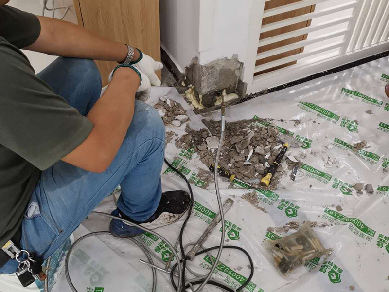 墻內(nèi)防水施工：先用鏟刀和笤帚及工具將基層表面的突起物、砂漿和疙瘩等鏟除并將塵土雜物清掃干凈，對陰陽角、管根、地漏等部位應(yīng)認(rèn)真清理，以保證后期良好的防水效果。防水層涂刷三遍，涂刷均勻，無透底露底。 第一遍：用堵漏材料對墻體陰角處，下水管道周圍進(jìn)行填壓式填充。 第二遍：橫向涂刷防水一遍，無露底，無起泡，符合涂刷尺寸要求，水電開槽槽體全部涂刷防水材料。 第三遍：干燥后垂直方向再涂刷一遍。 防水施工完成后24小時進(jìn)行閉水試驗，地面放水高度以沒過墻根、管道跟部、地面凸起物涂刷的防水為依據(jù)。