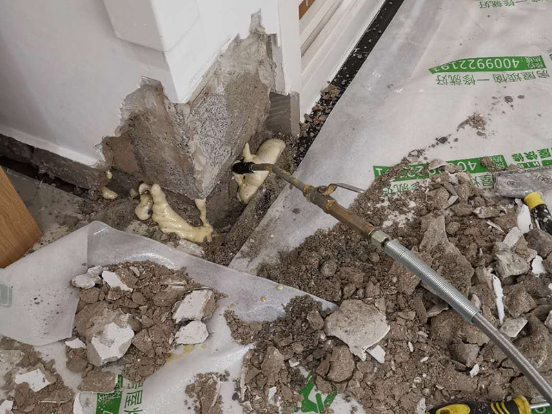 墻內(nèi)防水施工：先用鏟刀和笤帚及工具將基層表面的突起物、砂漿和疙瘩等鏟除并將塵土雜物清掃干凈，對陰陽角、管根、地漏等部位應(yīng)認(rèn)真清理，以保證后期良好的防水效果。防水層涂刷三遍，涂刷均勻，無透底露底。 第一遍：用堵漏材料對墻體陰角處，下水管道周圍進(jìn)行填壓式填充。 第二遍：橫向涂刷防水一遍，無露底，無起泡，符合涂刷尺寸要求，水電開槽槽體全部涂刷防水材料。 第三遍：干燥后垂直方向再涂刷一遍。 防水施工完成后24小時進(jìn)行閉水試驗，地面放水高度以沒過墻根、管道跟部、地面凸起物涂刷的防水為依據(jù)。