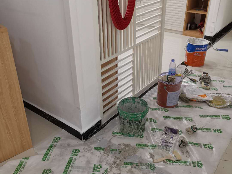 墻內(nèi)防水施工：先用鏟刀和笤帚及工具將基層表面的突起物、砂漿和疙瘩等鏟除并將塵土雜物清掃干凈，對陰陽角、管根、地漏等部位應(yīng)認(rèn)真清理，以保證后期良好的防水效果。防水層涂刷三遍，涂刷均勻，無透底露底。 第一遍：用堵漏材料對墻體陰角處，下水管道周圍進(jìn)行填壓式填充。 第二遍：橫向涂刷防水一遍，無露底，無起泡，符合涂刷尺寸要求，水電開槽槽體全部涂刷防水材料。 第三遍：干燥后垂直方向再涂刷一遍。 防水施工完成后24小時進(jìn)行閉水試驗，地面放水高度以沒過墻根、管道跟部、地面凸起物涂刷的防水為依據(jù)。