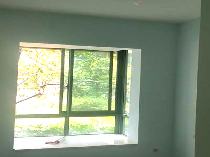 全屋墻面翻新：檢查舊房墻面基層問題，對癥下藥施工，如果墻面裝修5年甚至10年以上，墻面有開裂，滲水，起皮或者之前有貼過墻紙的舊房，就需要將原墻紙撕掉，將墻面鏟至毛坯層，做鏟墻施工，如近幾年裝修過的房子，則不需要做鏟墻施工，墻面基層無明顯破損，打磨膩子或者重新批刮膩子，做乳膠漆施工即可！ 將房中小件物品搬移到柜子，儲物柜等不需要施工的位置，如樓梯間，衛(wèi)生間等，利用專業(yè)的遮蔽保護膜貼在地面，包裝家具，避免施工期間對家中的物品造成損害和污染。 檢查墻面破損位置，如粉化，開裂，滲水，起皮現(xiàn)象嚴重的利用鏟刀直接全部鏟除至基層，局部破損現(xiàn)象不嚴重的位置直接用打磨機或者砂紙打磨即可。墻面完全鏟除后，需用打磨機打磨墻面起到找平的作用，然后做防水界面劑施工，防水施工的目的是防止天氣潮濕或者樓頂漏水，陽臺滲水導致墻面乳膠漆掉皮，界面劑的作用是為了增強水泥基層的粘接力。