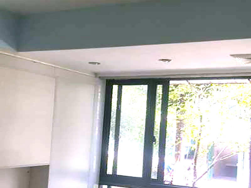 全屋墻面翻新：檢查舊房墻面基層問題，對癥下藥施工，如果墻面裝修5年甚至10年以上，墻面有開裂，滲水，起皮或者之前有貼過墻紙的舊房，就需要將原墻紙撕掉，將墻面鏟至毛坯層，做鏟墻施工，如近幾年裝修過的房子，則不需要做鏟墻施工，墻面基層無明顯破損，打磨膩子或者重新批刮膩子，做乳膠漆施工即可！ 將房中小件物品搬移到柜子，儲物柜等不需要施工的位置，如樓梯間，衛(wèi)生間等，利用專業(yè)的遮蔽保護膜貼在地面，包裝家具，避免施工期間對家中的物品造成損害和污染。 檢查墻面破損位置，如粉化，開裂，滲水，起皮現(xiàn)象嚴重的利用鏟刀直接全部鏟除至基層，局部破損現(xiàn)象不嚴重的位置直接用打磨機或者砂紙打磨即可。墻面完全鏟除后，需用打磨機打磨墻面起到找平的作用，然后做防水界面劑施工，防水施工的目的是防止天氣潮濕或者樓頂漏水，陽臺滲水導致墻面乳膠漆掉皮，界面劑的作用是為了增強水泥基層的粘接力。