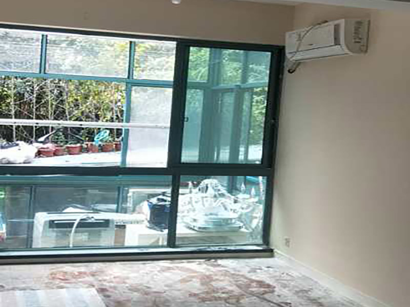 全屋墻面翻新：檢查舊房墻面基層問題，對癥下藥施工，如果墻面裝修5年甚至10年以上，墻面有開裂，滲水，起皮或者之前有貼過墻紙的舊房，就需要將原墻紙撕掉，將墻面鏟至毛坯層，做鏟墻施工，如近幾年裝修過的房子，則不需要做鏟墻施工，墻面基層無明顯破損，打磨膩子或者重新批刮膩子，做乳膠漆施工即可！ 將房中小件物品搬移到柜子，儲物柜等不需要施工的位置，如樓梯間，衛(wèi)生間等，利用專業(yè)的遮蔽保護膜貼在地面，包裝家具，避免施工期間對家中的物品造成損害和污染。 檢查墻面破損位置，如粉化，開裂，滲水，起皮現(xiàn)象嚴重的利用鏟刀直接全部鏟除至基層，局部破損現(xiàn)象不嚴重的位置直接用打磨機或者砂紙打磨即可。墻面完全鏟除后，需用打磨機打磨墻面起到找平的作用，然后做防水界面劑施工，防水施工的目的是防止天氣潮濕或者樓頂漏水，陽臺滲水導致墻面乳膠漆掉皮，界面劑的作用是為了增強水泥基層的粘接力。