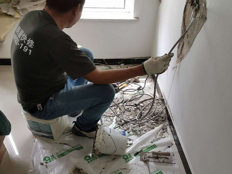 墻內(nèi)管道打壓維修:首先根據(jù)施工圖看水管走向，如果漏水的位置后面埋有水管，可以先把家里面的水閘關(guān)掉，放干龍頭里面的水，如果一段時候后發(fā)現(xiàn)墻面水跡不見了，證明是水管出現(xiàn)問題。 如果是請的專業(yè)的維修師傅，可以讓師傅用打壓機直接打壓檢測，若確定是墻內(nèi)水管漏水，就可以直接鑿開墻壁找水管漏點。 可以先截斷水源，然后將暗水管漏水點的墻面開鑿，找到漏水的部分，先用小鋼鋸把漏水的地方鋸掉，注意鋸口要平。用砂紙把新露出的端口輕輕打磨，然后用接口套住，將備換的新管對準接口口子，注意要對直。然后用熱熔器對新管道進行熱熔連接。 或者是將鋸掉的管道清理干凈，用專用膠水涂在端口上，稍微晾一會兒;趁此時在&ldquo;竹節(jié)&rdquo;接頭內(nèi)涂上膠水。把端口和&ldquo;竹節(jié)&rdquo;連接，然后反復轉(zhuǎn)動，直到牢固。同樣的方法去連接另一端。最后在接縫處再涂適量的膠水，確保不滲漏。