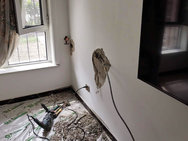 墻內(nèi)管道打壓維修:首先根據(jù)施工圖看水管走向，如果漏水的位置后面埋有水管，可以先把家里面的水閘關(guān)掉，放干龍頭里面的水，如果一段時候后發(fā)現(xiàn)墻面水跡不見了，證明是水管出現(xiàn)問題。 如果是請的專業(yè)的維修師傅，可以讓師傅用打壓機直接打壓檢測，若確定是墻內(nèi)水管漏水，就可以直接鑿開墻壁找水管漏點。 可以先截斷水源，然后將暗水管漏水點的墻面開鑿，找到漏水的部分，先用小鋼鋸把漏水的地方鋸掉，注意鋸口要平。用砂紙把新露出的端口輕輕打磨，然后用接口套住，將備換的新管對準接口口子，注意要對直。然后用熱熔器對新管道進行熱熔連接。 或者是將鋸掉的管道清理干凈，用專用膠水涂在端口上，稍微晾一會兒;趁此時在&ldquo;竹節(jié)&rdquo;接頭內(nèi)涂上膠水。把端口和&ldquo;竹節(jié)&rdquo;連接，然后反復轉(zhuǎn)動，直到牢固。同樣的方法去連接另一端。最后在接縫處再涂適量的膠水，確保不滲漏。