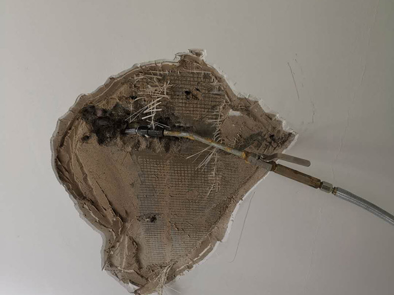 墻內(nèi)管道打壓維修:首先根據(jù)施工圖看水管走向，如果漏水的位置后面埋有水管，可以先把家里面的水閘關(guān)掉，放干龍頭里面的水，如果一段時候后發(fā)現(xiàn)墻面水跡不見了，證明是水管出現(xiàn)問題。 如果是請的專業(yè)的維修師傅，可以讓師傅用打壓機直接打壓檢測，若確定是墻內(nèi)水管漏水，就可以直接鑿開墻壁找水管漏點。 可以先截斷水源，然后將暗水管漏水點的墻面開鑿，找到漏水的部分，先用小鋼鋸把漏水的地方鋸掉，注意鋸口要平。用砂紙把新露出的端口輕輕打磨，然后用接口套住，將備換的新管對準接口口子，注意要對直。然后用熱熔器對新管道進行熱熔連接。 或者是將鋸掉的管道清理干凈，用專用膠水涂在端口上，稍微晾一會兒;趁此時在&ldquo;竹節(jié)&rdquo;接頭內(nèi)涂上膠水。把端口和&ldquo;竹節(jié)&rdquo;連接，然后反復轉(zhuǎn)動，直到牢固。同樣的方法去連接另一端。最后在接縫處再涂適量的膠水，確保不滲漏。