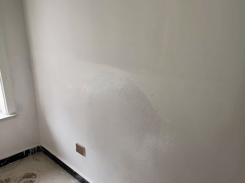 墻內(nèi)管道打壓維修:首先根據(jù)施工圖看水管走向，如果漏水的位置后面埋有水管，可以先把家里面的水閘關(guān)掉，放干龍頭里面的水，如果一段時候后發(fā)現(xiàn)墻面水跡不見了，證明是水管出現(xiàn)問題。 如果是請的專業(yè)的維修師傅，可以讓師傅用打壓機直接打壓檢測，若確定是墻內(nèi)水管漏水，就可以直接鑿開墻壁找水管漏點。 可以先截斷水源，然后將暗水管漏水點的墻面開鑿，找到漏水的部分，先用小鋼鋸把漏水的地方鋸掉，注意鋸口要平。用砂紙把新露出的端口輕輕打磨，然后用接口套住，將備換的新管對準接口口子，注意要對直。然后用熱熔器對新管道進行熱熔連接。 或者是將鋸掉的管道清理干凈，用專用膠水涂在端口上，稍微晾一會兒;趁此時在&ldquo;竹節(jié)&rdquo;接頭內(nèi)涂上膠水。把端口和&ldquo;竹節(jié)&rdquo;連接，然后反復轉(zhuǎn)動，直到牢固。同樣的方法去連接另一端。最后在接縫處再涂適量的膠水，確保不滲漏。