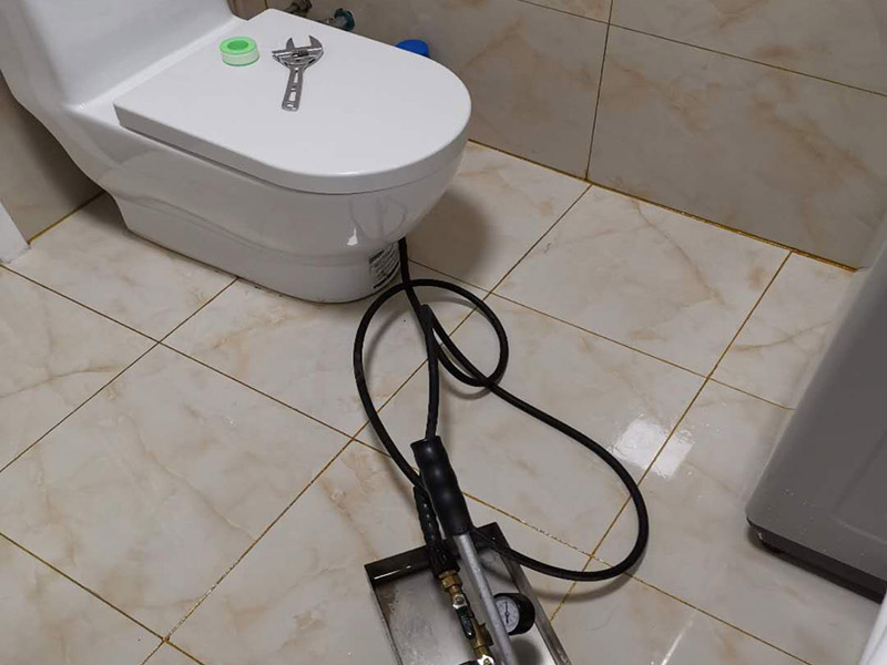 衛(wèi)生間打壓測試：測水壓一般要有專用的加壓設備進行加壓,加給的壓力一般為等于或稍大于水管的額定耐壓,這種測試主要是檢測水管本身的質量以及安裝后所有管接頭的安裝質量,看是否有滲水或暴管現(xiàn)象,以便在暗埋管道在埋入前及時發(fā)現(xiàn)問題、解決問題, 這種測試在有條件的的情況下安裝工人即可進行測試,還可以到當?shù)氐墓┧块T請專業(yè)人員來進行測試。