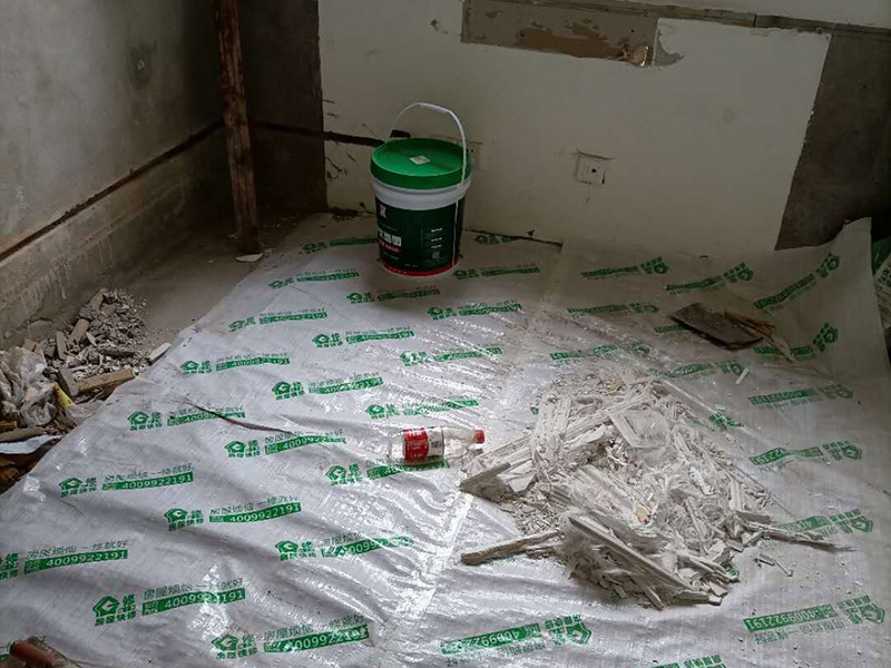 客廳背景墻開(kāi)槽裝修：首先得遵循&ldquo;橫平豎直&rdquo;原則。水電管線施工開(kāi)槽布局一定要合理規(guī)劃，如果管線開(kāi)槽鋪設(shè)不合理樣就有可能打穿水管或者電線。即使符合開(kāi)槽條件，也建議盡量不要開(kāi)槽或者減少開(kāi)槽。權(quán)衡層高和建筑結(jié)構(gòu)安全，還是偏重于建筑結(jié)構(gòu)安全比較好。 墻身、地面開(kāi)線槽之前用墨盒彈線,以便定位。墻面開(kāi)埋管線槽須橫平堅(jiān)直,不許彎曲,特殊情況須經(jīng)監(jiān)理同意,墻上開(kāi)槽等保持>33mm,管面與墻面應(yīng)留15mm左右粉灰層,以防止墻面開(kāi)裂。 電源線管暗埋時(shí),應(yīng)考慮與弱電管線等保持500mm以上距離,電線管與熱水管、煤氣管之間的平