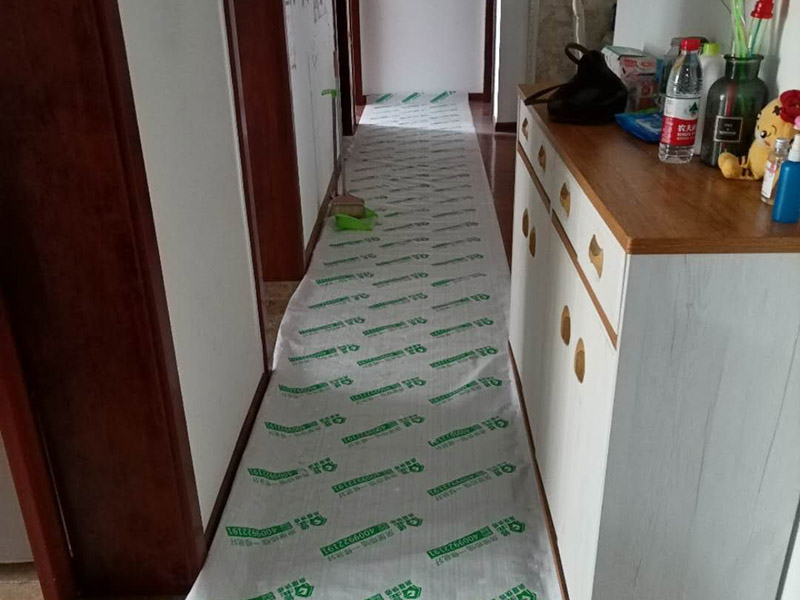 客廳背景墻開(kāi)槽裝修：首先得遵循&ldquo;橫平豎直&rdquo;原則。水電管線施工開(kāi)槽布局一定要合理規(guī)劃，如果管線開(kāi)槽鋪設(shè)不合理樣就有可能打穿水管或者電線。即使符合開(kāi)槽條件，也建議盡量不要開(kāi)槽或者減少開(kāi)槽。權(quán)衡層高和建筑結(jié)構(gòu)安全，還是偏重于建筑結(jié)構(gòu)安全比較好。 墻身、地面開(kāi)線槽之前用墨盒彈線,以便定位。墻面開(kāi)埋管線槽須橫平堅(jiān)直,不許彎曲,特殊情況須經(jīng)監(jiān)理同意,墻上開(kāi)槽等保持>33mm,管面與墻面應(yīng)留15mm左右粉灰層,以防止墻面開(kāi)裂。 電源線管暗埋時(shí),應(yīng)考慮與弱電管線等保持500mm以上距離,電線管與熱水管、煤氣管之間的平