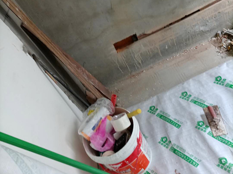 客廳背景墻開(kāi)槽裝修：首先得遵循&ldquo;橫平豎直&rdquo;原則。水電管線施工開(kāi)槽布局一定要合理規(guī)劃，如果管線開(kāi)槽鋪設(shè)不合理樣就有可能打穿水管或者電線。即使符合開(kāi)槽條件，也建議盡量不要開(kāi)槽或者減少開(kāi)槽。權(quán)衡層高和建筑結(jié)構(gòu)安全，還是偏重于建筑結(jié)構(gòu)安全比較好。 墻身、地面開(kāi)線槽之前用墨盒彈線,以便定位。墻面開(kāi)埋管線槽須橫平堅(jiān)直,不許彎曲,特殊情況須經(jīng)監(jiān)理同意,墻上開(kāi)槽等保持>33mm,管面與墻面應(yīng)留15mm左右粉灰層,以防止墻面開(kāi)裂。 電源線管暗埋時(shí),應(yīng)考慮與弱電管線等保持500mm以上距離,電線管與熱水管、煤氣管之間的平