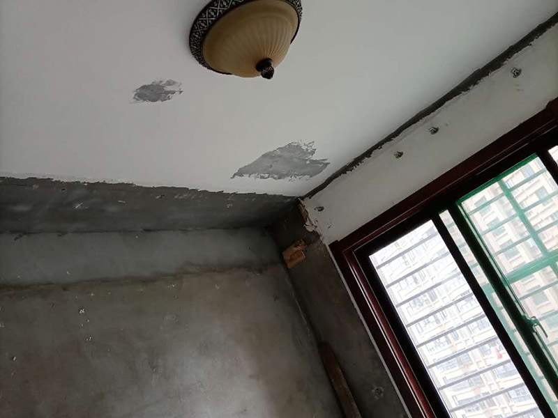 客廳背景墻開(kāi)槽裝修：首先得遵循&ldquo;橫平豎直&rdquo;原則。水電管線施工開(kāi)槽布局一定要合理規(guī)劃，如果管線開(kāi)槽鋪設(shè)不合理樣就有可能打穿水管或者電線。即使符合開(kāi)槽條件，也建議盡量不要開(kāi)槽或者減少開(kāi)槽。權(quán)衡層高和建筑結(jié)構(gòu)安全，還是偏重于建筑結(jié)構(gòu)安全比較好。 墻身、地面開(kāi)線槽之前用墨盒彈線,以便定位。墻面開(kāi)埋管線槽須橫平堅(jiān)直,不許彎曲,特殊情況須經(jīng)監(jiān)理同意,墻上開(kāi)槽等保持>33mm,管面與墻面應(yīng)留15mm左右粉灰層,以防止墻面開(kāi)裂。 電源線管暗埋時(shí),應(yīng)考慮與弱電管線等保持500mm以上距離,電線管與熱水管、煤氣管之間的平