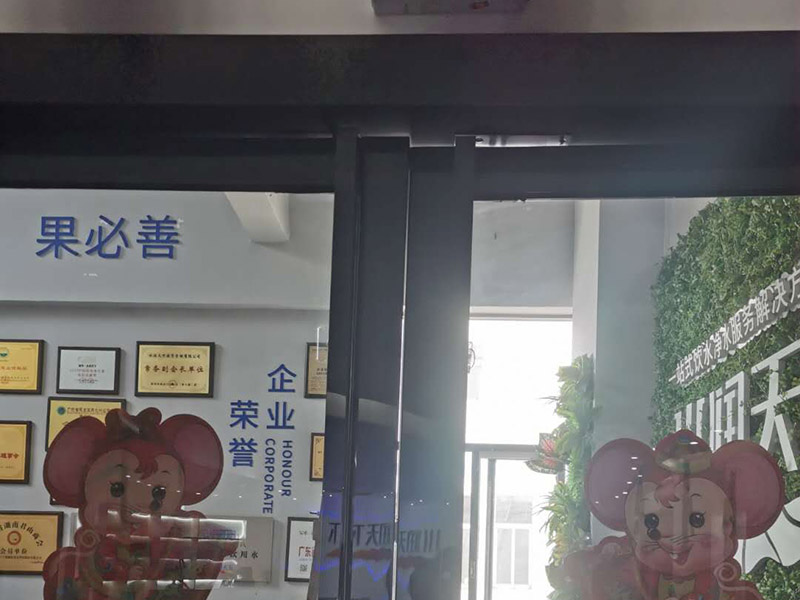 商鋪玻璃門維修：輪滑乃玻璃門的重要零部件，需進(jìn)行定期檢查，若發(fā)生故障，不僅使用不便，還會(huì)發(fā)出噪音。那此時(shí)需檢查好輪滑的損壞情況，看其程度嚴(yán)不嚴(yán)重，若不可使用，則可把有問題的部位給更換掉，或直接換掉整個(gè)輪子，使玻璃門恢復(fù)到正常工作狀態(tài)。 玻璃門使用久了，其門扇或多或少也會(huì)出現(xiàn)一些小小的問題，有時(shí)候可能會(huì)感覺到很鈍感，通常是彈簧發(fā)生了問題，那么只需更換一個(gè)承重性較好的彈簧即可。有的時(shí)候還會(huì)發(fā)出異響，玻璃門的靈活性下降，那及時(shí)找出有故障的部分，將其更換掉，以確保正常的使用性。 在排查以后要是發(fā)現(xiàn)玻璃門沒有部位出現(xiàn)問題，就單單有卡頓情況，那要考慮一下是不是有東西掉到門道里面了。可以把玻璃門里的異物給統(tǒng)統(tǒng)清理出來，在修理的時(shí)候，檢查好玻璃門的部件，看其損壞的部位，需不需要更換上新配件。