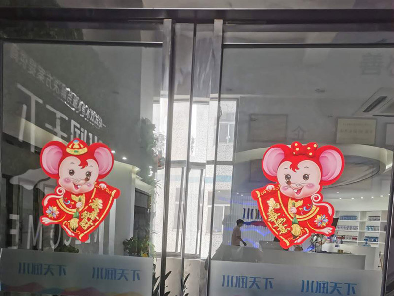 商鋪玻璃門維修：輪滑乃玻璃門的重要零部件，需進(jìn)行定期檢查，若發(fā)生故障，不僅使用不便，還會(huì)發(fā)出噪音。那此時(shí)需檢查好輪滑的損壞情況，看其程度嚴(yán)不嚴(yán)重，若不可使用，則可把有問題的部位給更換掉，或直接換掉整個(gè)輪子，使玻璃門恢復(fù)到正常工作狀態(tài)。 玻璃門使用久了，其門扇或多或少也會(huì)出現(xiàn)一些小小的問題，有時(shí)候可能會(huì)感覺到很鈍感，通常是彈簧發(fā)生了問題，那么只需更換一個(gè)承重性較好的彈簧即可。有的時(shí)候還會(huì)發(fā)出異響，玻璃門的靈活性下降，那及時(shí)找出有故障的部分，將其更換掉，以確保正常的使用性。 在排查以后要是發(fā)現(xiàn)玻璃門沒有部位出現(xiàn)問題，就單單有卡頓情況，那要考慮一下是不是有東西掉到門道里面了。可以把玻璃門里的異物給統(tǒng)統(tǒng)清理出來，在修理的時(shí)候，檢查好玻璃門的部件，看其損壞的部位，需不需要更換上新配件。