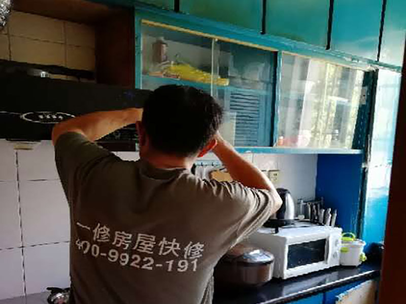 廚房局部維修：1. 單煙道式，這是一種簡單的矩形煙管，安裝時(shí)要將矩形煙管筆直的穿越各層住所，再在每層居室中預(yù)留一個(gè)銜接抽油煙機(jī)的進(jìn)風(fēng)口。這樣每層煙氣就會(huì)在抽油煙機(jī)的推進(jìn)下，把油煙排放到煙道中，然后在出風(fēng)口把煙氣排出。 2. 主次式，這種煙道是由兩種并排的矩形煙管構(gòu)成的，安裝時(shí)要把這些煙管筆直穿越每個(gè)樓層，然后其次煙道要在每層的住所中設(shè)置一個(gè)銜接排油煙機(jī)的進(jìn)風(fēng)口。其主煙道跟次煙道距進(jìn)風(fēng)口在一定間隔處會(huì)相匯，主煙道底層會(huì)有一補(bǔ)風(fēng)口。