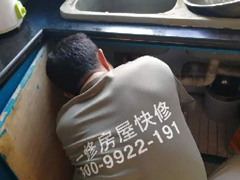 廚房局部維修：1. 單煙道式，這是一種簡單的矩形煙管，安裝時(shí)要將矩形煙管筆直的穿越各層住所，再在每層居室中預(yù)留一個(gè)銜接抽油煙機(jī)的進(jìn)風(fēng)口。這樣每層煙氣就會(huì)在抽油煙機(jī)的推進(jìn)下，把油煙排放到煙道中，然后在出風(fēng)口把煙氣排出。 2. 主次式，這種煙道是由兩種并排的矩形煙管構(gòu)成的，安裝時(shí)要把這些煙管筆直穿越每個(gè)樓層，然后其次煙道要在每層的住所中設(shè)置一個(gè)銜接排油煙機(jī)的進(jìn)風(fēng)口。其主煙道跟次煙道距進(jìn)風(fēng)口在一定間隔處會(huì)相匯，主煙道底層會(huì)有一補(bǔ)風(fēng)口。