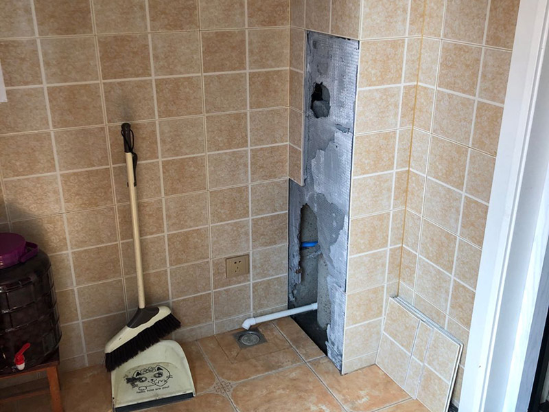 墻內(nèi)水管修復(fù)案例：墻壁上有水滴不一定就是內(nèi)水管漏水所致，那應(yīng)先判斷究竟是不是墻壁內(nèi)的水管出現(xiàn)問(wèn)題而出現(xiàn)的漏水情況，具體操作方法是用一根鐵絲棒順著水管的流水走向，一邊抵在墻壁上，一邊貼在耳朵上細(xì)聽(tīng)，這樣做不僅能清晰的判斷出墻壁內(nèi)的水管是否漏水還能了解到水管漏水的源頭，只要判斷出是墻壁內(nèi)水管漏水即可。 找到墻壁內(nèi)水管的漏水點(diǎn)，那首先得關(guān)掉水源總閘，然后卸下連接壓縮接頭的陰陽(yáng)螺母，在螺母上繞上膠布讓螺母的密封性能更加好，最后就是重新裝上壓縮接頭，這種情況切記自己魯莽行事，應(yīng)及時(shí)報(bào)知修理工進(jìn)行維修。