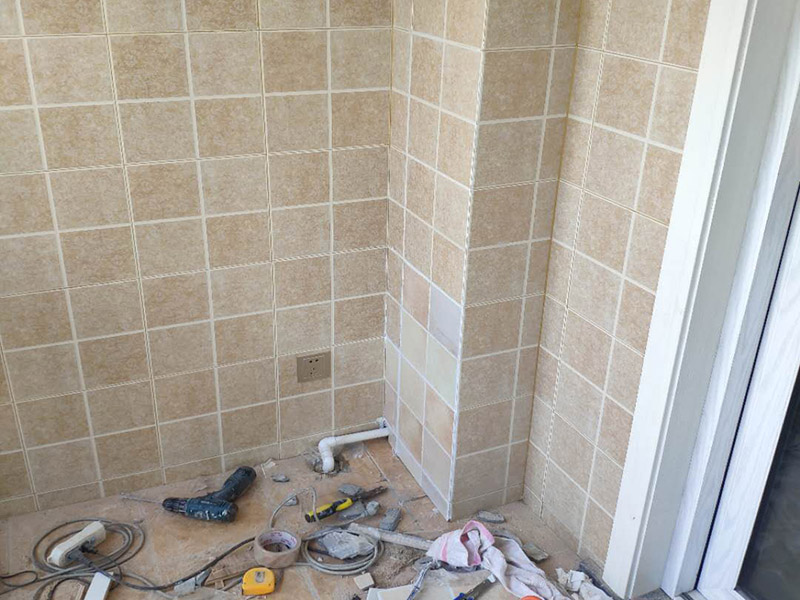 墻內(nèi)水管修復(fù)案例：墻壁上有水滴不一定就是內(nèi)水管漏水所致，那應(yīng)先判斷究竟是不是墻壁內(nèi)的水管出現(xiàn)問(wèn)題而出現(xiàn)的漏水情況，具體操作方法是用一根鐵絲棒順著水管的流水走向，一邊抵在墻壁上，一邊貼在耳朵上細(xì)聽(tīng)，這樣做不僅能清晰的判斷出墻壁內(nèi)的水管是否漏水還能了解到水管漏水的源頭，只要判斷出是墻壁內(nèi)水管漏水即可。 找到墻壁內(nèi)水管的漏水點(diǎn)，那首先得關(guān)掉水源總閘，然后卸下連接壓縮接頭的陰陽(yáng)螺母，在螺母上繞上膠布讓螺母的密封性能更加好，最后就是重新裝上壓縮接頭，這種情況切記自己魯莽行事，應(yīng)及時(shí)報(bào)知修理工進(jìn)行維修。