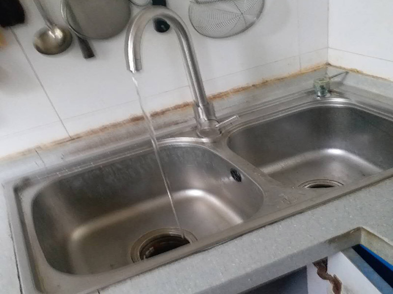 廚房水槽安裝維修：水龍頭裝在水槽上，這個很容易，只是要把螺絲擰緊就成，重要的就是水龍頭的橡膠墊圈要放好，可以防滲水、漏水。水槽底下的下水管給裝上，然后密封。把水槽放到臺面上粘好，連接角閥，接上水管?？梢韵葴y試一下水，然后在水槽里放滿水壓個24小時，讓邊粘得更牢固一些，沒問題就可以封上玻璃膠，臺上盆安裝會更簡單，如果是臺下盆的話更會難。