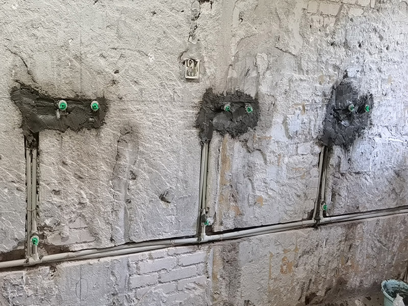 廁所水管布線安裝：1、衛(wèi)生間的冷熱水管要分開點距離不要太近。淋浴水管高度在1.8M--2.1M之間。 　　2、衛(wèi)生間水管的安裝，一般水管走頂不走地，各冷、熱水出水水口必須水平，一般左熱右涼，管路鋪設需橫平堅直，布局走向要安全合理。管卡位置及管道坡度等均應符合規(guī)范要求。各類閥門安裝應位置正確且平正，便于使用和維修。 　　3、冷、熱水管均為入墻做法，開槽時需檢查槽的深度，冷熱水管不能同槽。 　　4、安裝熱水器進出水口時，進水的閥門和進氣的閥門一定要考慮并應安裝在相應的位置。