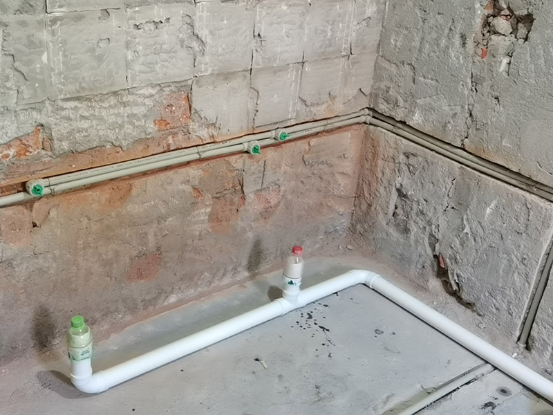 廁所水管布線安裝：1、衛(wèi)生間的冷熱水管要分開點距離不要太近。淋浴水管高度在1.8M--2.1M之間。 　　2、衛(wèi)生間水管的安裝，一般水管走頂不走地，各冷、熱水出水水口必須水平，一般左熱右涼，管路鋪設需橫平堅直，布局走向要安全合理。管卡位置及管道坡度等均應符合規(guī)范要求。各類閥門安裝應位置正確且平正，便于使用和維修。 　　3、冷、熱水管均為入墻做法，開槽時需檢查槽的深度，冷熱水管不能同槽。 　　4、安裝熱水器進出水口時，進水的閥門和進氣的閥門一定要考慮并應安裝在相應的位置。