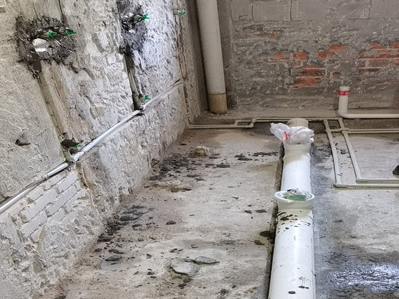 廁所水管布線安裝：1、衛(wèi)生間的冷熱水管要分開點距離不要太近。淋浴水管高度在1.8M--2.1M之間。 　　2、衛(wèi)生間水管的安裝，一般水管走頂不走地，各冷、熱水出水水口必須水平，一般左熱右涼，管路鋪設需橫平堅直，布局走向要安全合理。管卡位置及管道坡度等均應符合規(guī)范要求。各類閥門安裝應位置正確且平正，便于使用和維修。 　　3、冷、熱水管均為入墻做法，開槽時需檢查槽的深度，冷熱水管不能同槽。 　　4、安裝熱水器進出水口時，進水的閥門和進氣的閥門一定要考慮并應安裝在相應的位置。