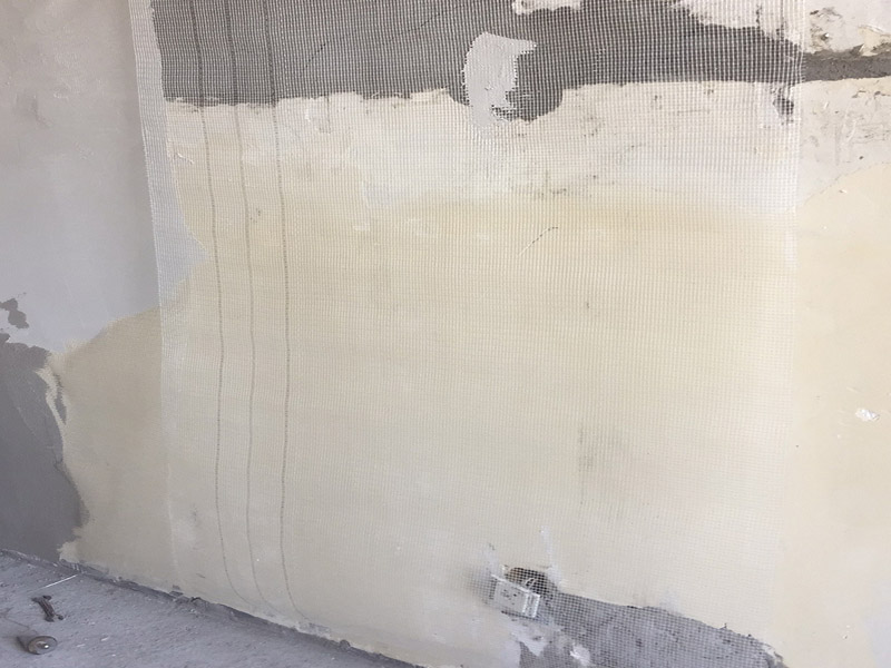 墻面空鼓掉皮維修：墻面起泡：墻面有水泡狀的突起，還會含有砂粒，稍微一碰就會掉落。引起墻面起泡的原因有涂料調(diào)配中添加顏料過多或混有雜物;漆桶、刷子、滾子或噴槍不干凈;漆面完全干透之前，水分滲入漆內(nèi)導(dǎo)致漆膜失去黏附性;涂刷墻面時未清理干凈墻面等 墻面掉皮：有時候裝修才完成不久，墻面就出現(xiàn)了成塊的膩子浮起、掉落的現(xiàn)象，主要的原因有施工工藝差，膩子、涂料附著性和收縮性能差等。 鏟除所有起泡、起皮、剝落部分，如果是由于墻面基底的膩子所引起的問題，則就需要鏟除膩子。批刮膩子層，每次批刮厚度不要超過2mm，避免開裂，待膩子層干透后，砂紙打磨，保證施工處整潔取適量補墻漆，需調(diào)色的加入色漿攪拌均勻?qū)⑵峋鶆蛲克⒌綁γ?，上下依次涂刷，避免一次性刷得太厚? width=