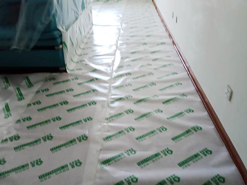 墻面刷新地面保護(hù)：家具搬放到房屋中央，對集中放置的家具進(jìn)行整體保護(hù)，防止因墻面翻新而造成不必要的損壞；地板需要用專業(yè)的保護(hù)膜進(jìn)行保護(hù)；對于不能移動的家具和家電，如空調(diào)等進(jìn)行成品保護(hù)；尤其需要注意有插座、開關(guān)面板的位置，防止灰塵進(jìn)入。 使用專業(yè)的打磨機(jī)對墻面進(jìn)行打磨處理，與一般打磨機(jī)不同的是，墻面打磨是無塵打磨，在打磨的過程中不會出現(xiàn)灰塵漫天的情況。 第一遍乳膠漆：先刷頂板再刷墻面，涂刷時應(yīng)當(dāng)由上而下。乳膠漆應(yīng)當(dāng)攪拌均勻，防止第一遍刷漆涂不開的現(xiàn)象發(fā)生。第二遍乳膠漆：乳膠漆不是很稠的情況下，不宜加水或加少量水稀釋，以防露底。第二遍涂刷完畢后，用細(xì)細(xì)的砂紙將墻面出現(xiàn)的小疙瘩打磨光滑，然后清掃干凈。第三遍乳膠漆：乳膠漆干燥速度快，應(yīng)當(dāng)逐漸涂刷，從一頭開始刷向另一頭，注意上下順?biāo)⑾嗷ャ暯樱苊馊槟z漆干燥后出現(xiàn)接頭。