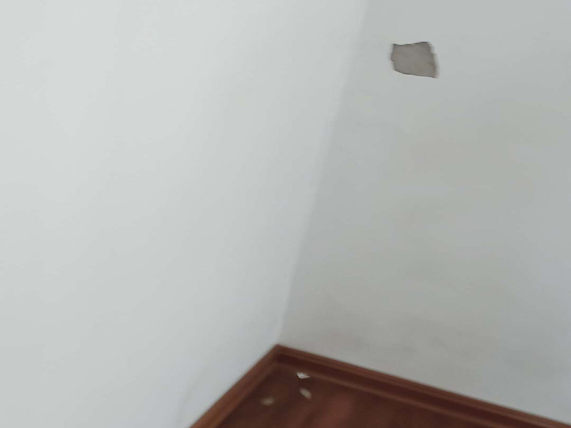 墻面空鼓維修：先鏟掉墻皮，使用石膏基產(chǎn)品就可以了。首先使用無甲醛粗找平對墻面作找平處理，然后使用石膏基防霉耐水批土做墻面滿批后再刷一底二面的漆就可以了。還有對于一些難以翻新的墻面空鼓，建議采用灌注修復(fù)的方式，它的操作時間快，并且不會破壞基層，尤其是在地下車庫，廠房等現(xiàn)場，施工過程也不影響業(yè)主使用，是較為便利的一種方式。