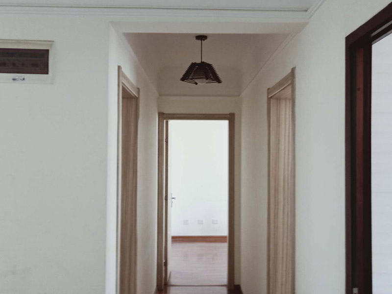 墻面空鼓維修：先鏟掉墻皮，使用石膏基產(chǎn)品就可以了。首先使用無甲醛粗找平對墻面作找平處理，然后使用石膏基防霉耐水批土做墻面滿批后再刷一底二面的漆就可以了。還有對于一些難以翻新的墻面空鼓，建議采用灌注修復(fù)的方式，它的操作時間快，并且不會破壞基層，尤其是在地下車庫，廠房等現(xiàn)場，施工過程也不影響業(yè)主使用，是較為便利的一種方式。