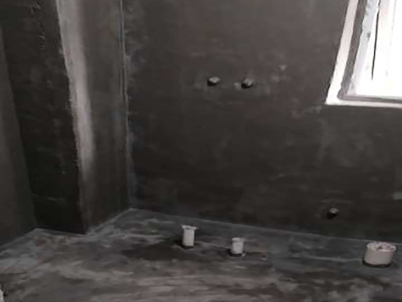 衛(wèi)生間防水找平施工：在給衛(wèi)生間做防水施工之前，首先要確保衛(wèi)生間地面干燥，無粉塵和雜物等，涂刷防水涂料時(shí)要涂滿，不能有遺漏，要和基層結(jié)合牢固，不能有裂紋、氣泡、脫落等現(xiàn)象，防水涂料的涂刷高度要一致，厚度要達(dá)到產(chǎn)品的要求。第二遍防水涂料間需要有一定時(shí)間間隔，待遍涂料干透后才能進(jìn)行第二遍，具體時(shí)間視涂料而定。間隔時(shí)間太短，防水的效果會(huì)大打折扣。閉水試驗(yàn)時(shí)，地面點(diǎn)的水線不能低于2厘米，保存至少24小時(shí)，觀察無滲漏現(xiàn)象后方算合格。如有滲漏，需重做，切莫不能疏忽大意。