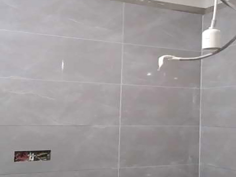 衛(wèi)生間貼墻磚裝修：1、水泥的涂抹要均勻飽滿，剛剛掉到下沉凝固，這里往往就會(huì)容易出現(xiàn)空鼓現(xiàn)象，這樣有助于后期填縫劑不會(huì)馬上變成黑色。 2、測量瓷磚的水平及垂直度。尤其是在鋪貼墻磚時(shí)，每鋪貼一層，最好測量一次。水泥沙漿要填補(bǔ)四邊的縫隙！應(yīng)特別注意的是，瓷磚背面滿抹沙漿時(shí)，應(yīng)在瓷磚的四周邊上抹成斜邊，中間少許留一些空隙，這樣在按壓、輕敲瓷磚時(shí))、飽滿，最主要的部位往往是磚的四邊收口處瓷磚的鋪貼方法其實(shí)很簡單，空不空鼓完全取決于它。 3、瓷磚鋪貼方法其實(shí)很簡單，會(huì)有下沉凝固，故關(guān)鍵環(huán)節(jié)就在于墻磚的上邊收口處。 4、但鋪貼時(shí)的細(xì)節(jié)往往易被忽視、磚的上邊收口處水泥的涂抹均勻，避免空鼓。關(guān)于填縫劑的問題，最好泥工鋪貼好一片就讓其馬上把磚縫的水泥沙漿擦拭干凈，保持其整齊美觀，就單單從一個(gè)抹水泥沙漿來說，既不致使沙漿溢的到處都是，又能使砂漿飽滿，瓷磚與墻面結(jié)合牢固。