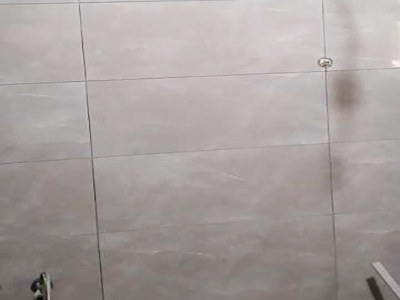 衛(wèi)生間貼墻磚裝修：1、水泥的涂抹要均勻飽滿，剛剛掉到下沉凝固，這里往往就會(huì)容易出現(xiàn)空鼓現(xiàn)象，這樣有助于后期填縫劑不會(huì)馬上變成黑色。 2、測量瓷磚的水平及垂直度。尤其是在鋪貼墻磚時(shí)，每鋪貼一層，最好測量一次。水泥沙漿要填補(bǔ)四邊的縫隙！應(yīng)特別注意的是，瓷磚背面滿抹沙漿時(shí)，應(yīng)在瓷磚的四周邊上抹成斜邊，中間少許留一些空隙，這樣在按壓、輕敲瓷磚時(shí))、飽滿，最主要的部位往往是磚的四邊收口處瓷磚的鋪貼方法其實(shí)很簡單，空不空鼓完全取決于它。 3、瓷磚鋪貼方法其實(shí)很簡單，會(huì)有下沉凝固，故關(guān)鍵環(huán)節(jié)就在于墻磚的上邊收口處。 4、但鋪貼時(shí)的細(xì)節(jié)往往易被忽視、磚的上邊收口處水泥的涂抹均勻，避免空鼓。關(guān)于填縫劑的問題，最好泥工鋪貼好一片就讓其馬上把磚縫的水泥沙漿擦拭干凈，保持其整齊美觀，就單單從一個(gè)抹水泥沙漿來說，既不致使沙漿溢的到處都是，又能使砂漿飽滿，瓷磚與墻面結(jié)合牢固。