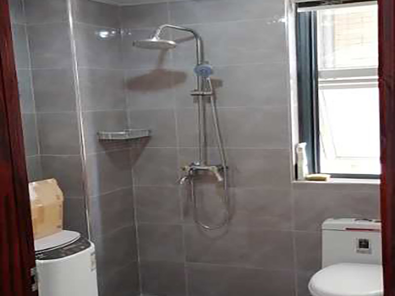 浴室柜五金安裝:在安裝之前應(yīng)該檢查一下配件是否齊全。安裝三角閥時(shí)，要確認(rèn)冷熱水管是不是保持平線。緊接著就是測量距離，并安裝下水管道。在涂抹膠水時(shí)一定要狠均勻，這樣才能確保關(guān)于管間的鏈接是否緊密。之后便可以安裝柜腳角了，看看角是不是都在同一個(gè)水平面上，安裝好之后可以做一個(gè)適當(dāng)?shù)恼{(diào)整。 浴室柜應(yīng)該靠墻放好，看看進(jìn)出水管的位置安置的是否得當(dāng)，如果不合適的話一定要稍作改動。