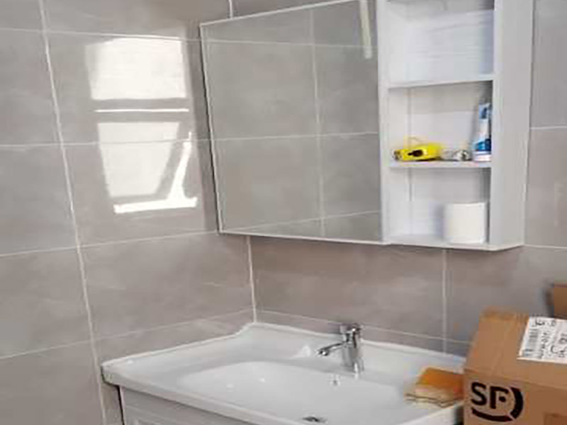 浴室柜五金安裝:在安裝之前應(yīng)該檢查一下配件是否齊全。安裝三角閥時(shí)，要確認(rèn)冷熱水管是不是保持平線。緊接著就是測量距離，并安裝下水管道。在涂抹膠水時(shí)一定要狠均勻，這樣才能確保關(guān)于管間的鏈接是否緊密。之后便可以安裝柜腳角了，看看角是不是都在同一個(gè)水平面上，安裝好之后可以做一個(gè)適當(dāng)?shù)恼{(diào)整。 浴室柜應(yīng)該靠墻放好，看看進(jìn)出水管的位置安置的是否得當(dāng)，如果不合適的話一定要稍作改動。