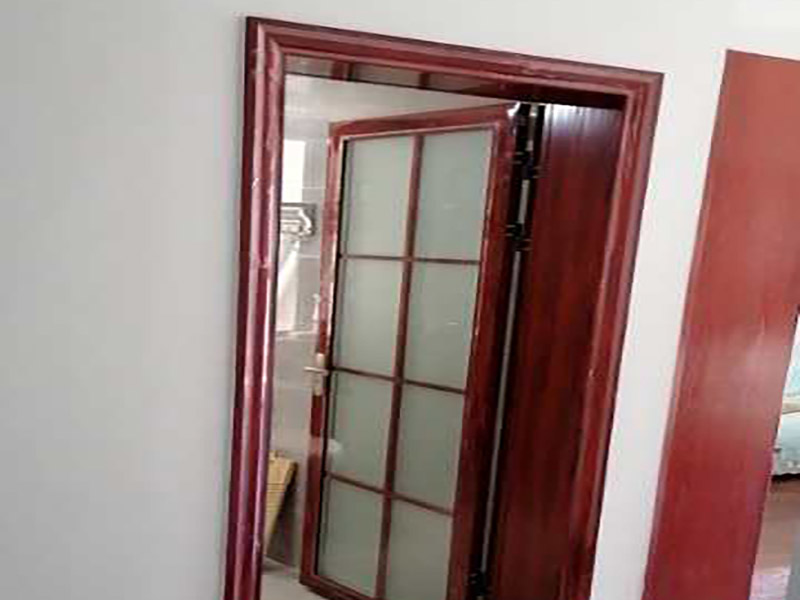 浴室柜五金安裝:在安裝之前應(yīng)該檢查一下配件是否齊全。安裝三角閥時(shí)，要確認(rèn)冷熱水管是不是保持平線。緊接著就是測量距離，并安裝下水管道。在涂抹膠水時(shí)一定要狠均勻，這樣才能確保關(guān)于管間的鏈接是否緊密。之后便可以安裝柜腳角了，看看角是不是都在同一個(gè)水平面上，安裝好之后可以做一個(gè)適當(dāng)?shù)恼{(diào)整。 浴室柜應(yīng)該靠墻放好，看看進(jìn)出水管的位置安置的是否得當(dāng)，如果不合適的話一定要稍作改動。