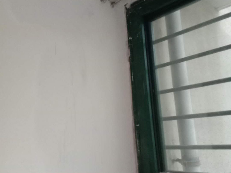 窗框打防水膠案例：窗框與墻體固定時，先固定上框，后固定邊框，采用塑料膨脹螺栓固定。各樓層窗框安裝時均應(yīng)橫向、豎向拉通線，各層水平一致，上下順直?？蚺c洞口之間的伸縮縫內(nèi)腔均采用閉孔泡沫塑料，發(fā)泡劑等彈性材料填塞，表面用密封膠密封。 鋁合金門窗防水膠，為了門窗的密封保溫不走風(fēng)，建議在縫隙的3倍基礎(chǔ)上施膠、用抹布打濕水清理表面灰塵、晾干后開始施膠，施膠過程保持勻速、盡量在門窗兩面施打密封膠。